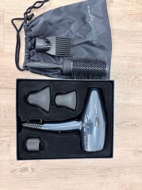 Bio Ionic graphene mx blow dryer with round brush